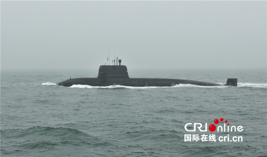 劈波斩浪穿越云雾 多类型舰艇亮相海军70华诞海上阅兵(组图)