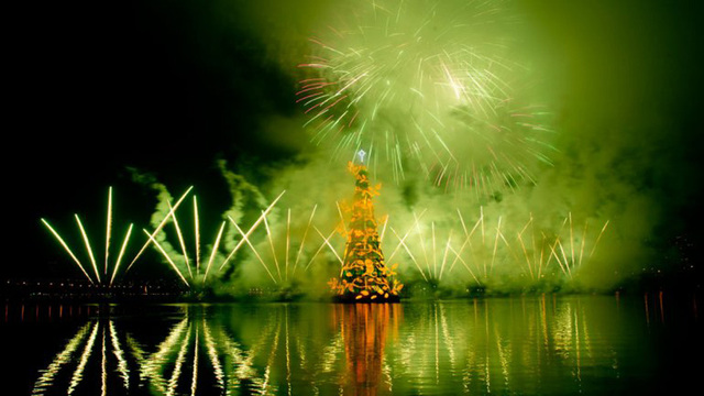 巴西点亮世界最大水上漂浮圣诞树