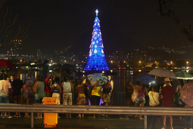 巴西點亮世界最大水上漂浮聖誕樹
