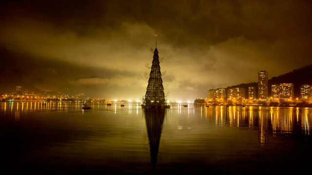 巴西点亮世界最大水上漂浮圣诞树