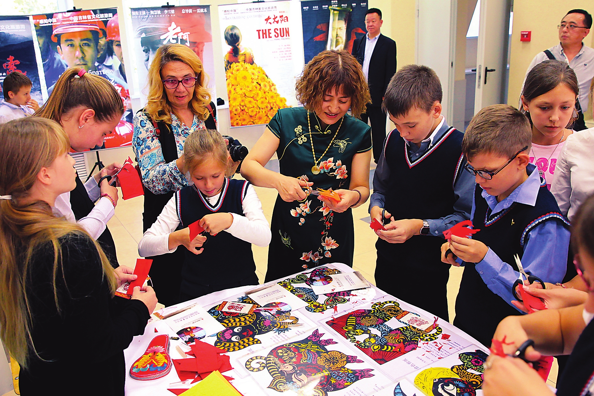 吉林省滿族剪紙傳承人閆雪玲剪出美麗人生 吉林省滿族剪紙傳承人閆雪玲剪出美麗人生