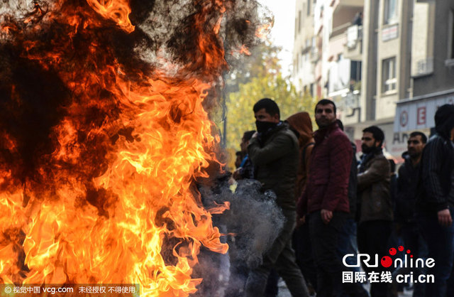 土耳其民眾抗議宵禁與警察衝突