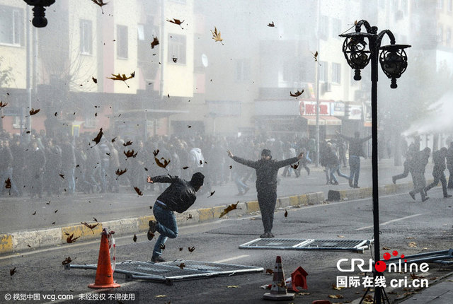 土耳其民眾抗議宵禁與警察衝突