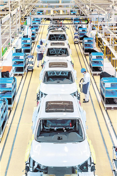 东风本田工厂汽车生产线满负荷运行,产销量不断刷新历史纪录.