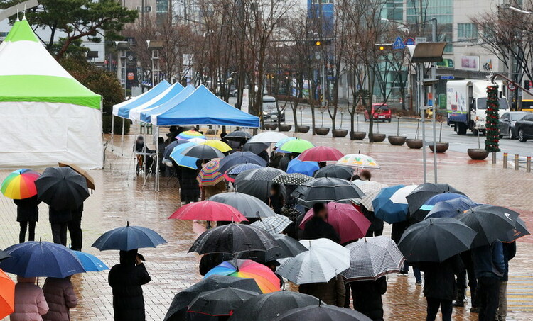 ​韩国再次出现新冠病毒群聚感染 关联病例已逾百人