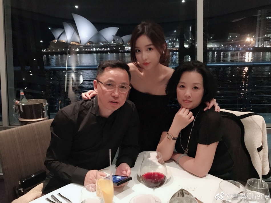 组图：王思聪前女友雪梨携全家悉尼度假 晒豪华大餐景美人更美