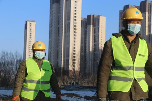 哈尔滨新区“点对点”接回的首批农民工上岗