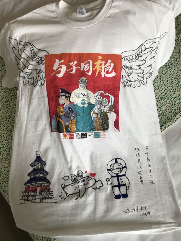 武汉志愿者发起“同袍计划” 上千件手绘战“疫”T恤送给援汉医疗队