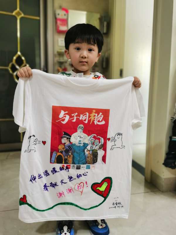 武漢志願者發起“同袍計劃” 上千件手繪戰“疫”T恤送給援漢醫療隊