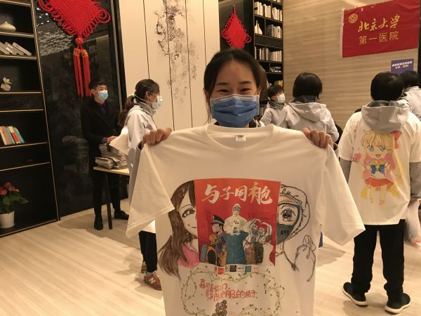 武漢志願者發起“同袍計劃” 上千件手繪戰“疫”T恤送給援漢醫療隊