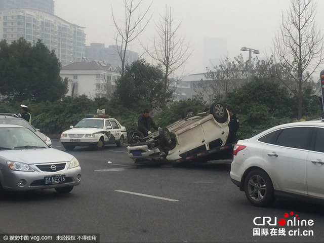 南京一比亞迪轎車爆胎失控翻車四輪朝天