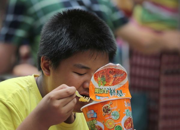 廣東食堂新規：火腿腸不算葷菜 將禁售速食麵