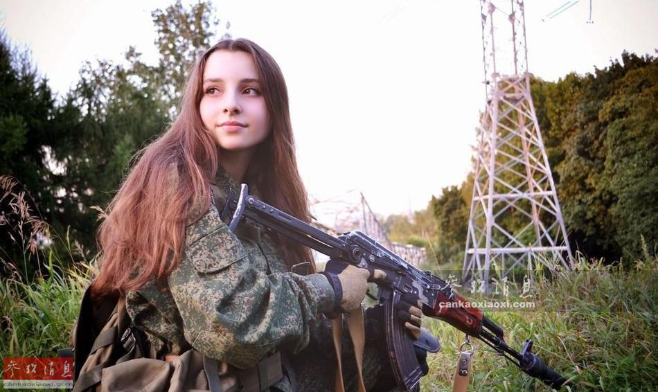 美女玩枪也疯狂！外国辣妹重装来袭(组图)