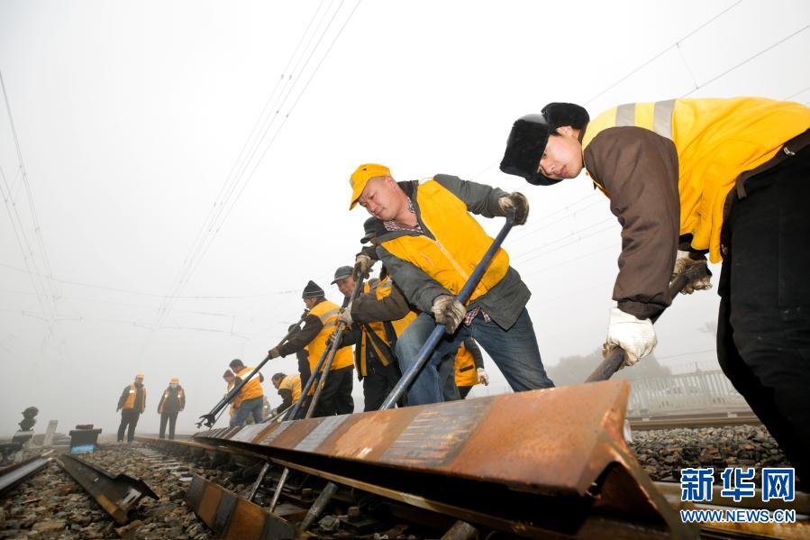 河南南阳：抢修线路设备 确保运输安全