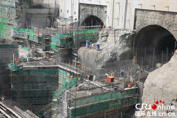 圖片默認標題_fororder_發電站的廠房建設進入施工高峰期 劉暢攝