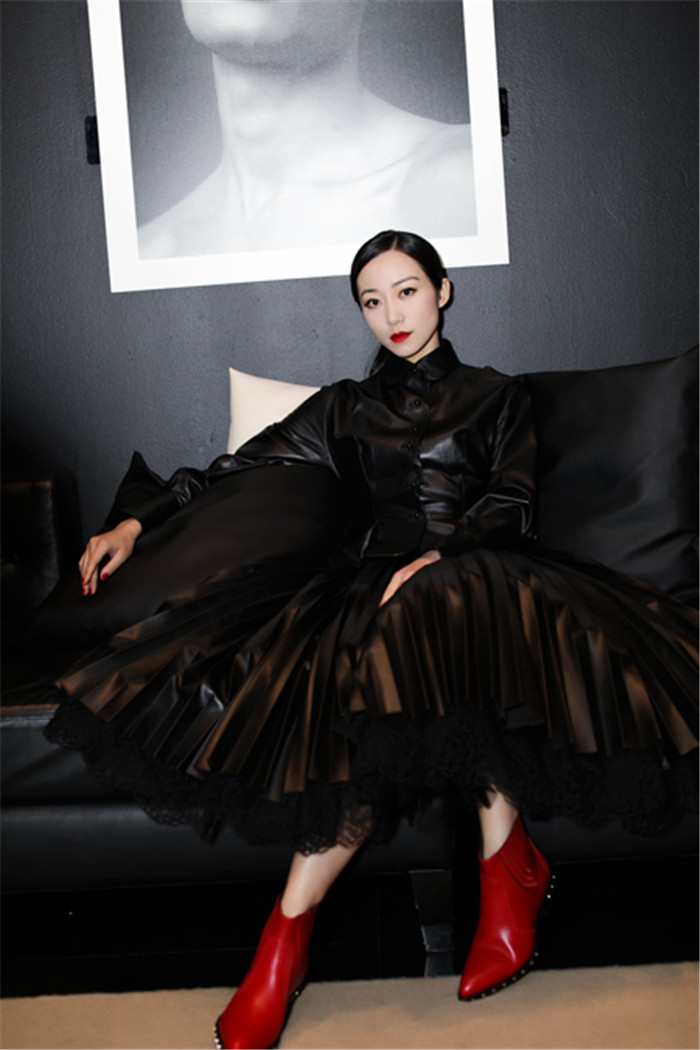 韩雪亮相米兰时装周黑裙红靴时尚感满分