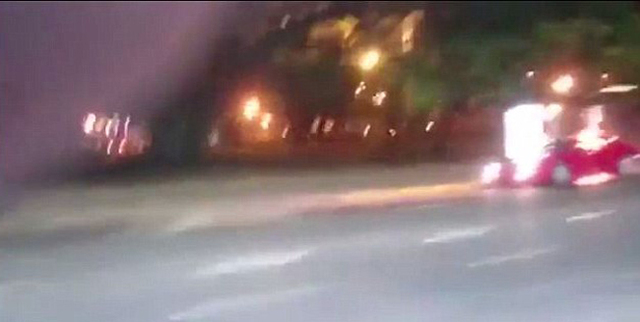 阿根廷一法拉利跑车行驶中突然起火燃烧