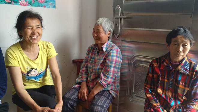 图片默认标题_fororder_武陵镇村民在新居谈笑风生