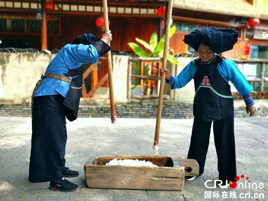 贵州贞丰：布依族准备春节美食忙