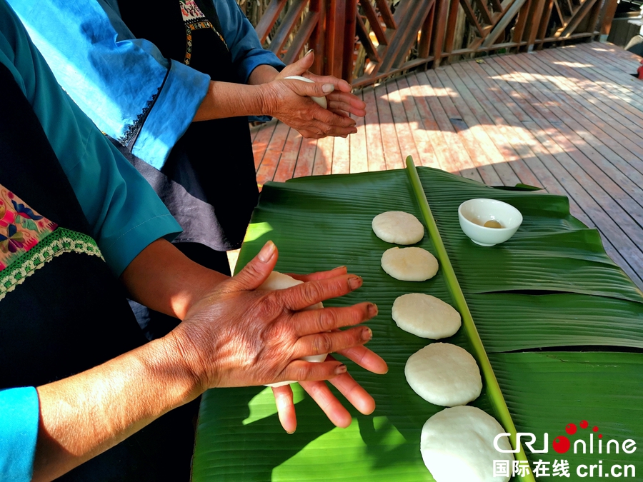贵州贞丰：布依族准备春节美食忙