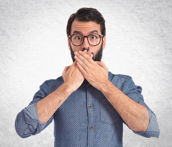 双语囧研究教你从眼神手势识破撒谎者