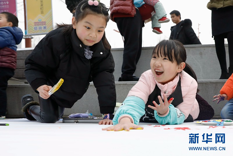 138名孩子在南京青奥轴线旁绘出自己心中的创新名城