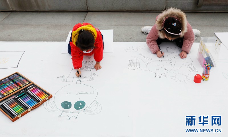 138名孩子在南京青奥轴线旁绘出自己心中的创新名城