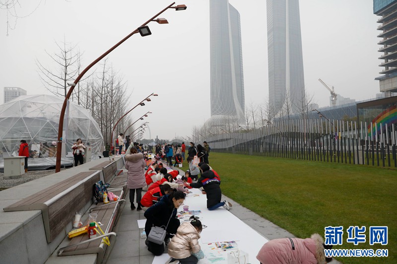 138名孩子在南京青奥轴线旁绘出自己心中的创新名城