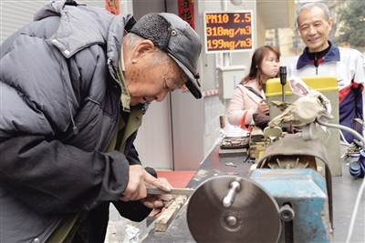 配钥匙只收两元 茶水就馍一顿饭 85岁老人摆摊修锁图快乐