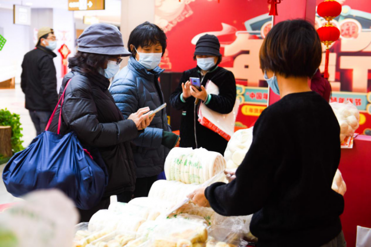 西安航天基地：消費扶貧産品亮相年貨節