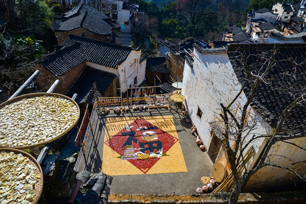 เกษตรกรอำเภออู้หยวน “ตากความสุข”_fororder_晒福字 (2)