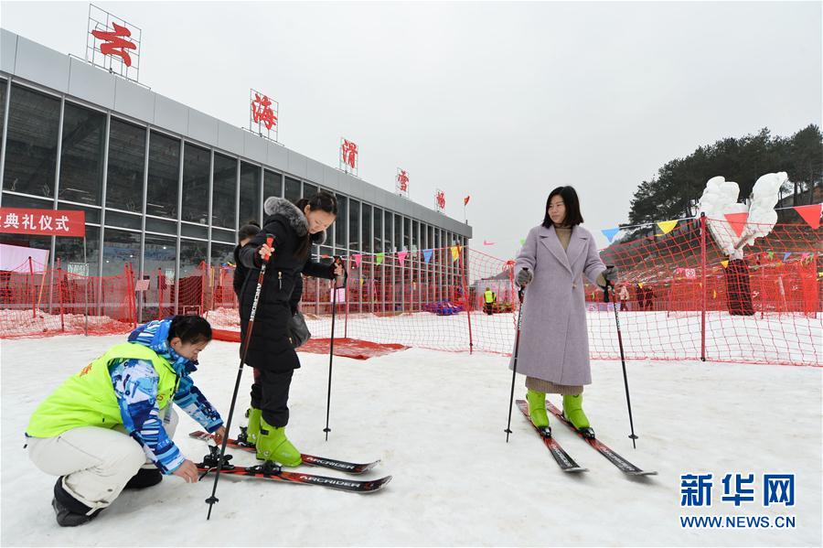 湖北保康：高山滑雪享乐趣