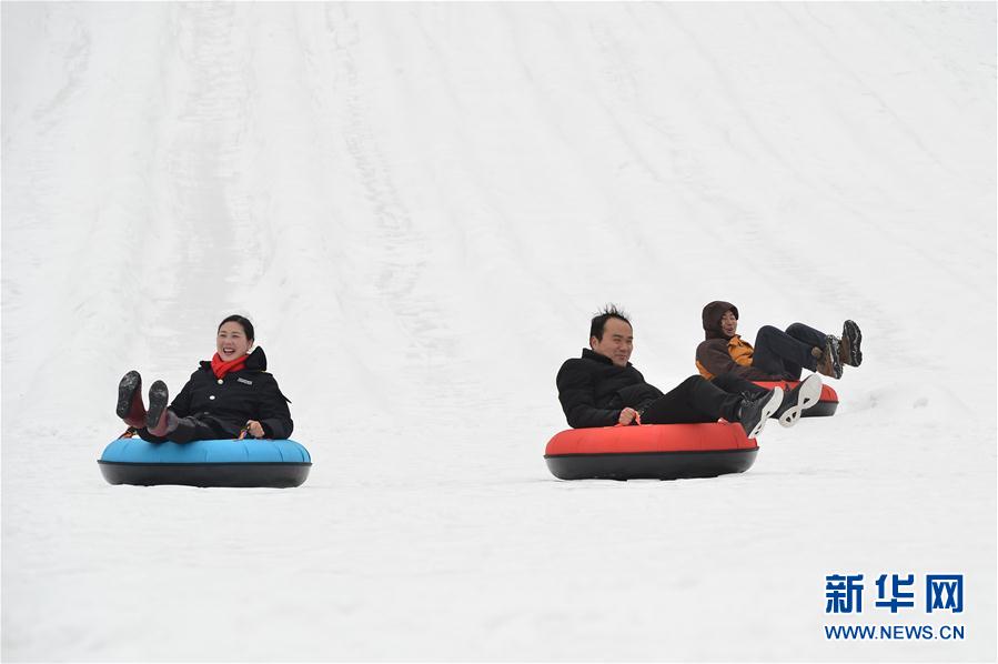 湖北保康：高山滑雪享乐趣