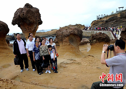 大陆游客赶赴台湾过年 入台证办理排到3月
