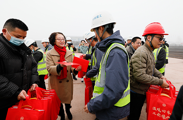 自贡市总工会开展“送温暖·稳岗留工”农民工集中慰问活动_fororder_现场为农民工发放春节大礼包和慰问金