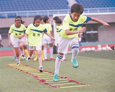 （教育）泰州市姜堰区第二实验小学学生们进行足球训练