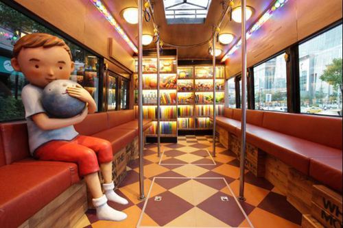 信义区月亮公交车