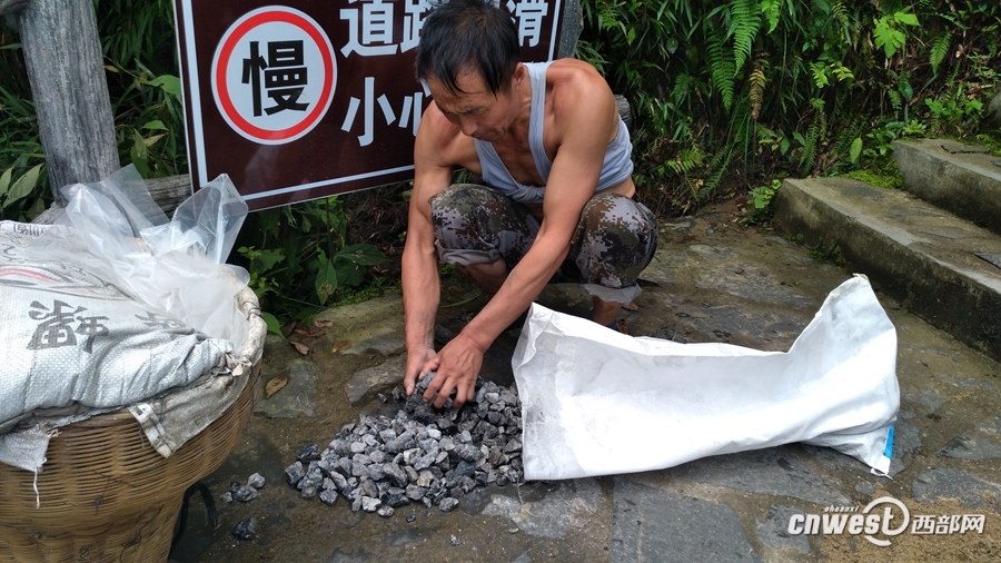 【焦点图  显示图在稿件最下方】宁强金刚峡搬运工日背248斤 喝六斤水还渴 【焦点图  显示图在稿件最下方】宁强金刚峡搬运工日背248斤 喝六斤水还渴