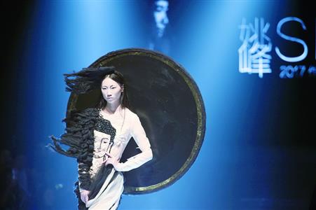（文体）“散落在民间”的创意时装秀近日在南京上演