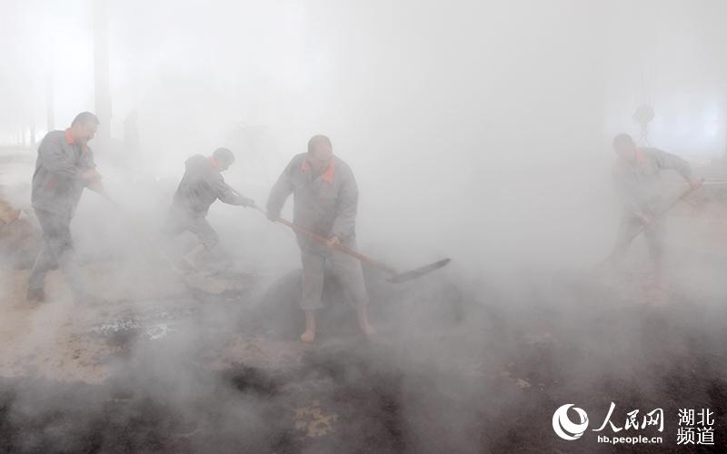 湖北保康：寒冬腊月酿酒忙