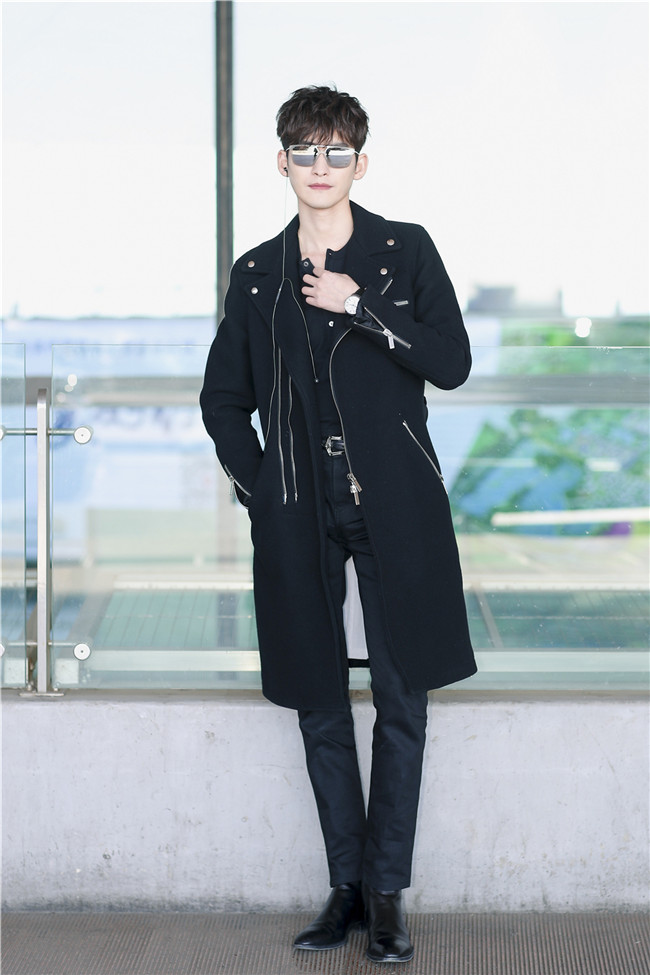 张翰黑色系街拍造型曝光冷峻高级意式风格十足
