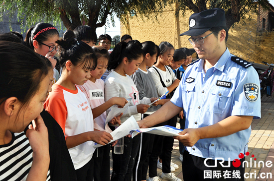 滨州阳信县商店派出所:禁毒宣传进校园 滨州阳信县商店派出所:禁毒宣传进校园_fororder_发放禁毒宣传资料.JPG