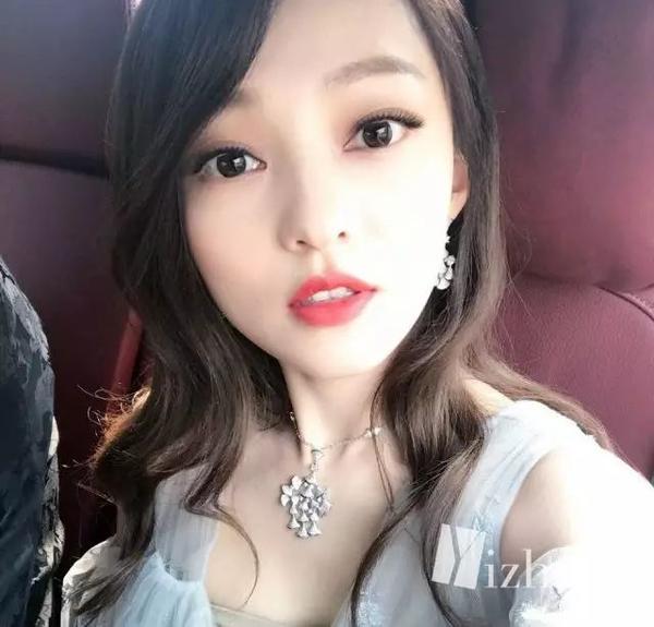 在张韶涵事业发展得最好的时候,自己妈妈的一出闹剧,直接导致她的flop