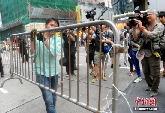 10月22日，香港違法“佔領中環”行動進入第25日。當天下午，有市民自發到旺角的佔領區清除路障。中新社發 譚達明 攝