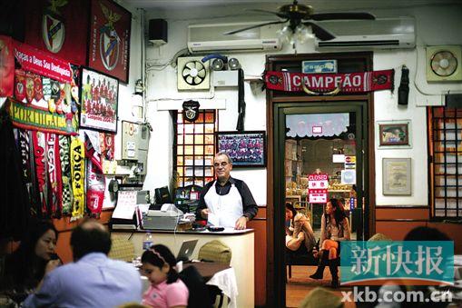 ■ 氹仔官也街的葡國(guó)餐廳,葡萄牙的老板親自收銀,講得一口彬彬有禮的好粵語(yǔ)。    澳門的美食,秘訣在于用心與尊重食客。