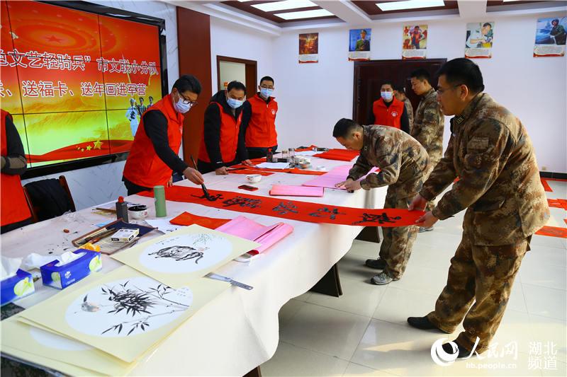 湖北孝感：荊楚紅色文藝輕騎兵送書畫進軍營