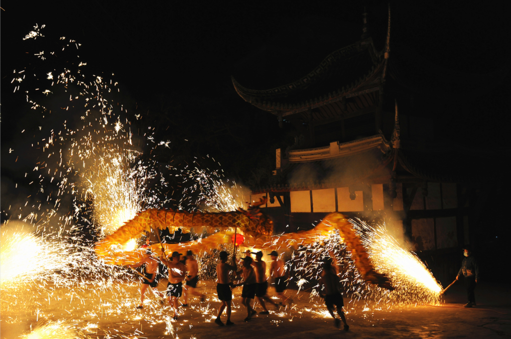 （转载）百年火龙“烧”起来 温暖远游子 线上云团聚