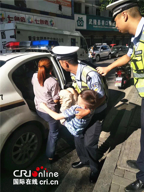 已過審【社會民生 列表】小孩不慎被釘子釘穿腳背 交巡警護送及時就醫