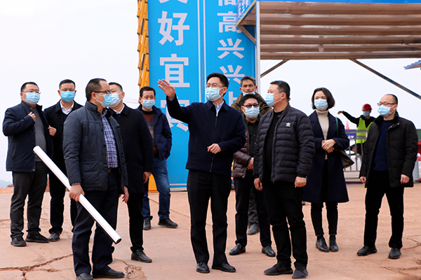 宜宾市翠屏区委书记何永宏情系教育促发展