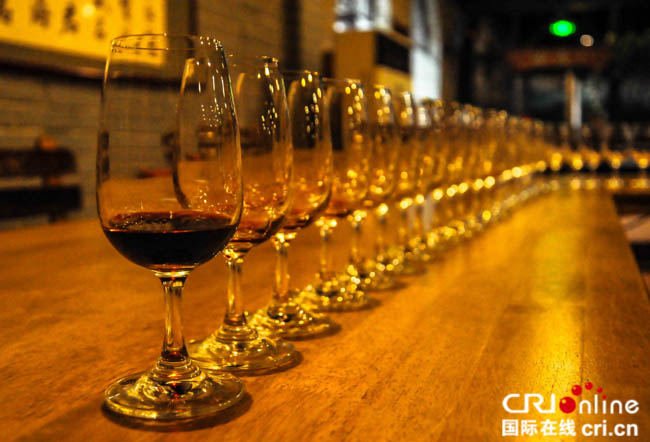 圖片默認標題_fororder_“亞洲大酒窖”産出的長城幹紅葡萄酒1